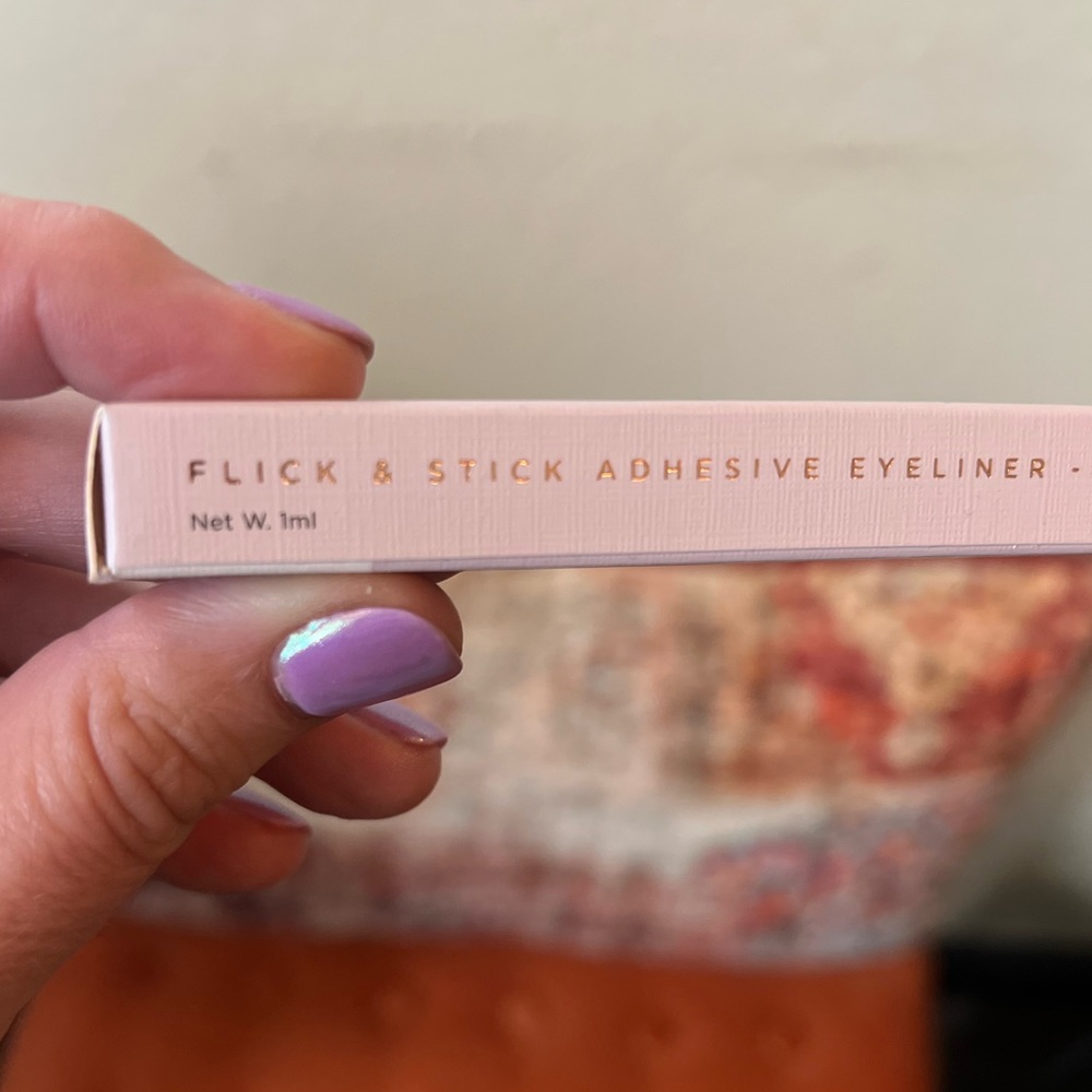 Flick and Stick adhesive eyeliner for false lashes. Black.